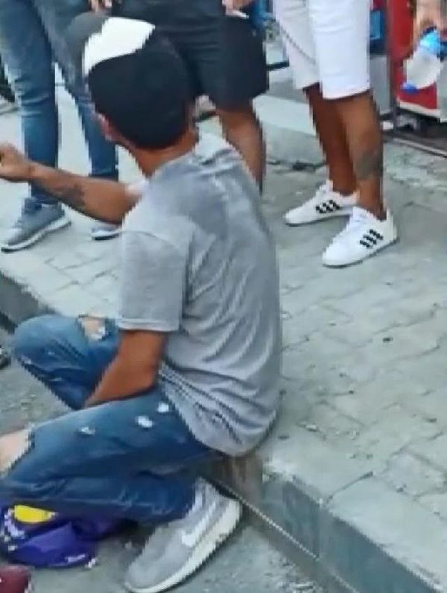 Küçük çocukları taciz ettiği iddia edilen yabancı uyruklu şahsa linç girişimi! Polis mahallelinin elinden zor aldı