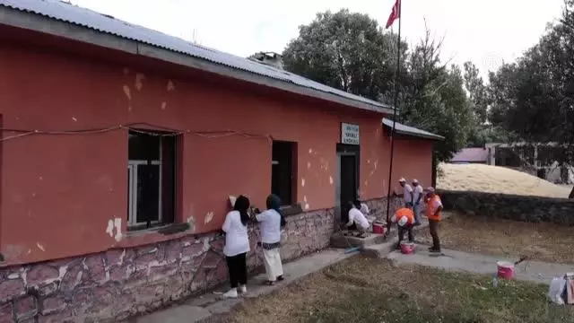 Mobil onarım ekibi köy okullarını yüz yüze eğitime hazırlıyor