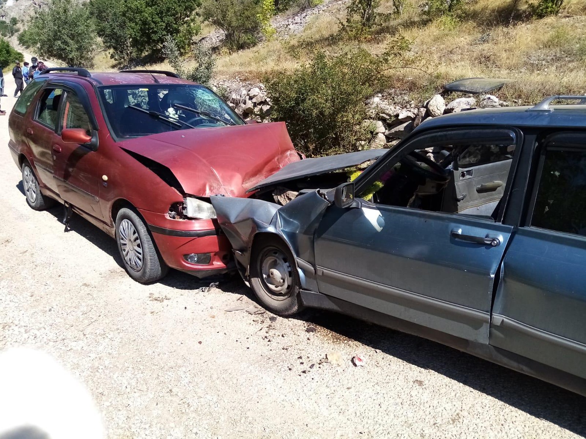 Sivas'ta akraba sürücülerin kullandığı iki otomobil çarpıştı: 6 yaralı