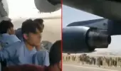 Taliban'dan kaçmak amaciyla uçağın iniş takımına asılan Afganların tertemiz görüntüleri alana çıktı Taliban'dan kaçmak amaciyla uçağın iniş takımına asılan Afganların tertemiz görüntüleri alana çıktı