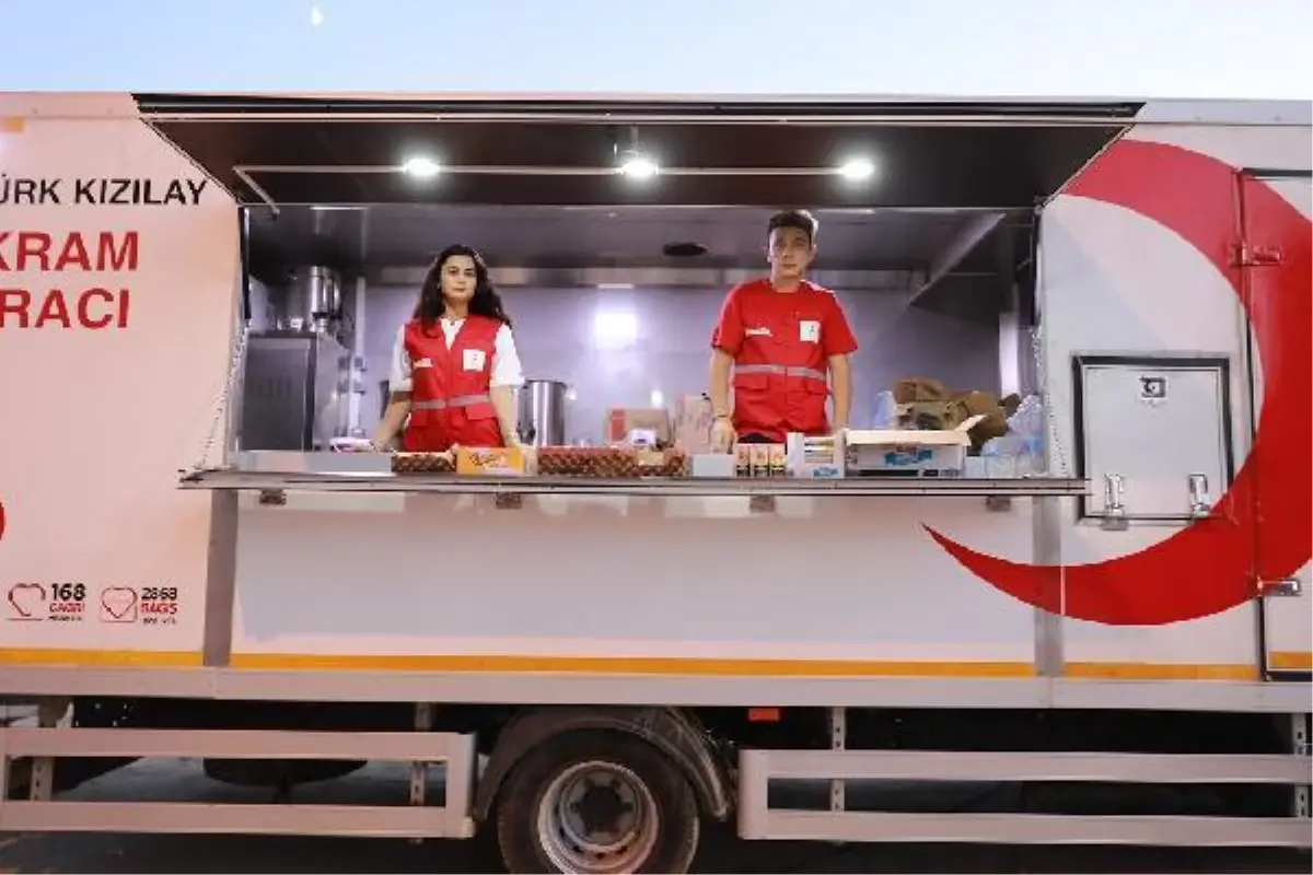 Tatilden vazgeçip Kızılay gönüllüsü oldular; Otostop çekerek yangın ve sel bölgelerine koştular