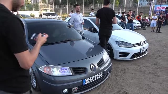 Tatvan'da birinci sefer yapılan otomobil fuarına vatandaşlardan büyük ilgi
