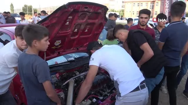 Tatvan'da birinci sefer yapılan otomobil fuarına vatandaşlardan büyük ilgi