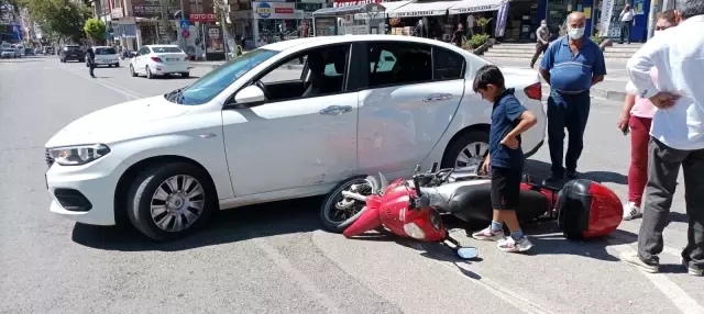 'U' dönüşü kazaya neden oldu: 2 yaralı