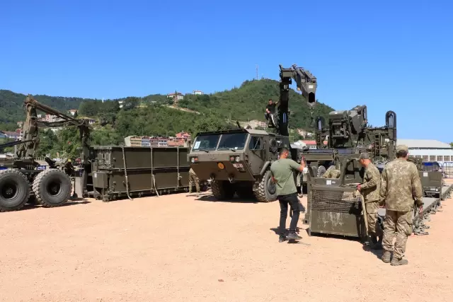 Son dakika haber... Ulaştırma ve Altyapı Bakanı Adil Karaismailoğlu Ayancık'ta kurulan seyyar köprüde incelemelerde bulundu Açıklaması
