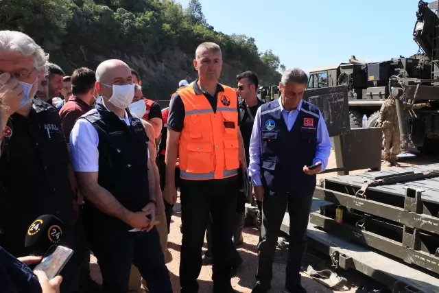 Son dakika haber... Ulaştırma ve Altyapı Bakanı Adil Karaismailoğlu Ayancık'ta kurulan seyyar köprüde incelemelerde bulundu Açıklaması