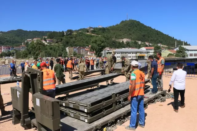 Son dakika haber... Ulaştırma ve Altyapı Bakanı Adil Karaismailoğlu Ayancık'ta kurulan seyyar köprüde incelemelerde bulundu Açıklaması