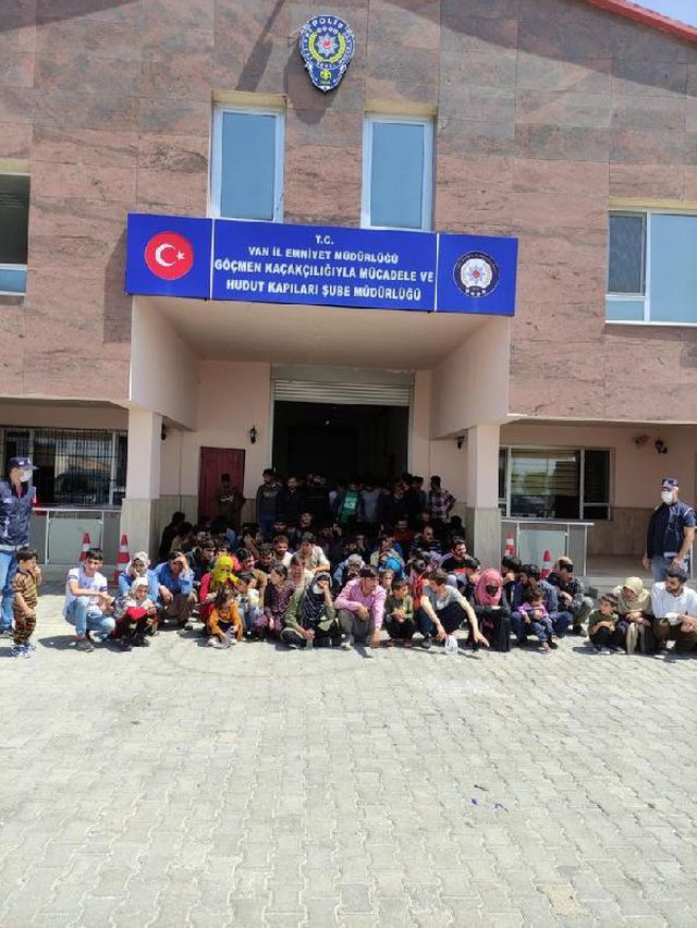 Van'da iki apartmana baskın! Balık istifi haldeki 115 Afgan uyruklu göçmen yakalandı