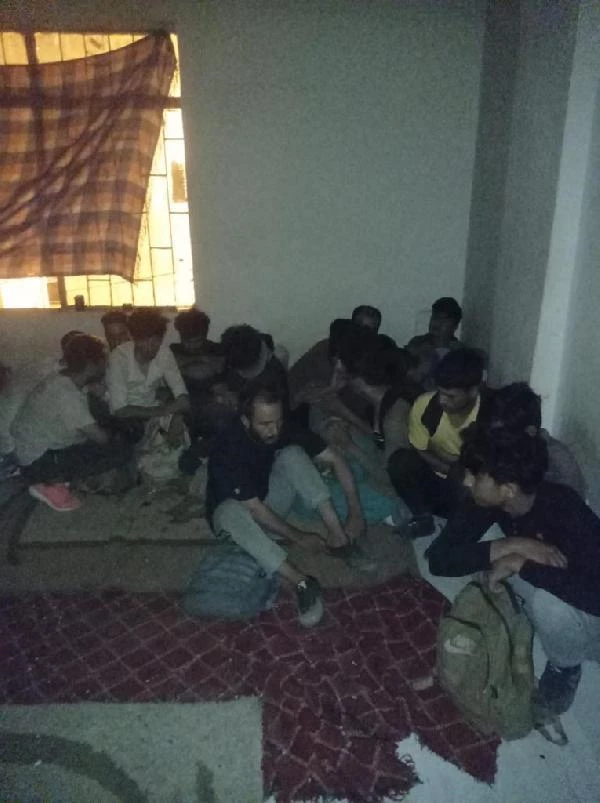 Van'da iki apartmana baskın! Balık istifi haldeki 115 Afgan uyruklu göçmen yakalandı