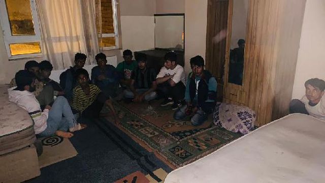 Van'da iki apartmana baskın! Balık istifi haldeki 115 Afgan uyruklu göçmen yakalandı