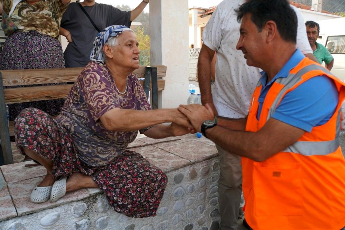 Son dakika haberleri: Yangından etkilenen Bodrum halkına acil ihtiyaç paketleri teslim edildi