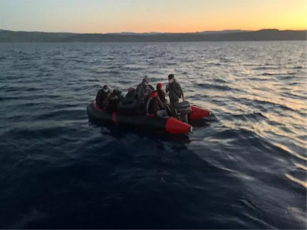 Yunanistan'ın ölüme terk ettiği 12 kaçak göçmen kurtarıldı