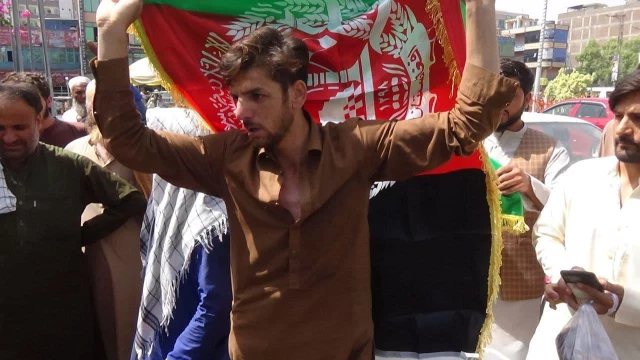 Taliban'ın bayrak inadı! Bayram kutlamalarında yüzlerce bireye kurşun yağdırdılar
