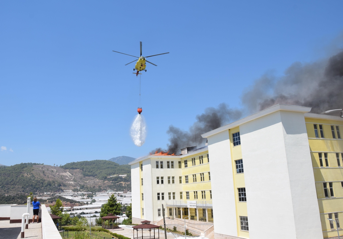 Son dakika haberleri: Öğrenci yurdunda çıkan yangın hasara yol açtı