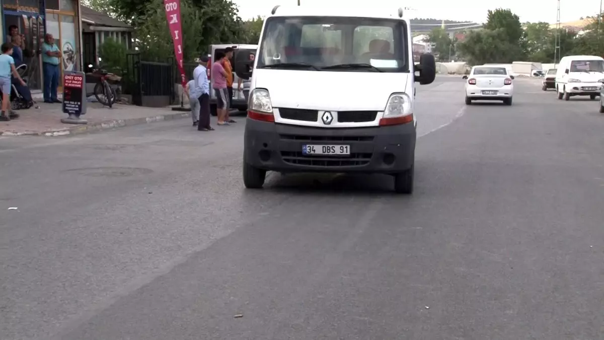 Arnavutköy'de bisiklet süren çocuğa minibüs çarptı