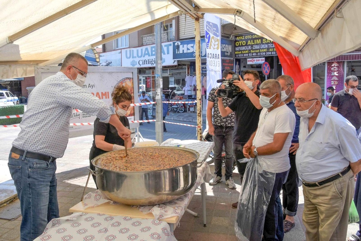 Başkan Özkan, Karacabeylilere aşure dağıttı - Vimarsana News