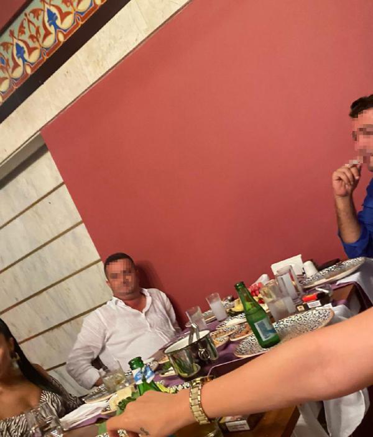 Davasına baktığı sanıkla yemekte fotoğrafı çıkan hakim açığa alındı - Vimarsana News