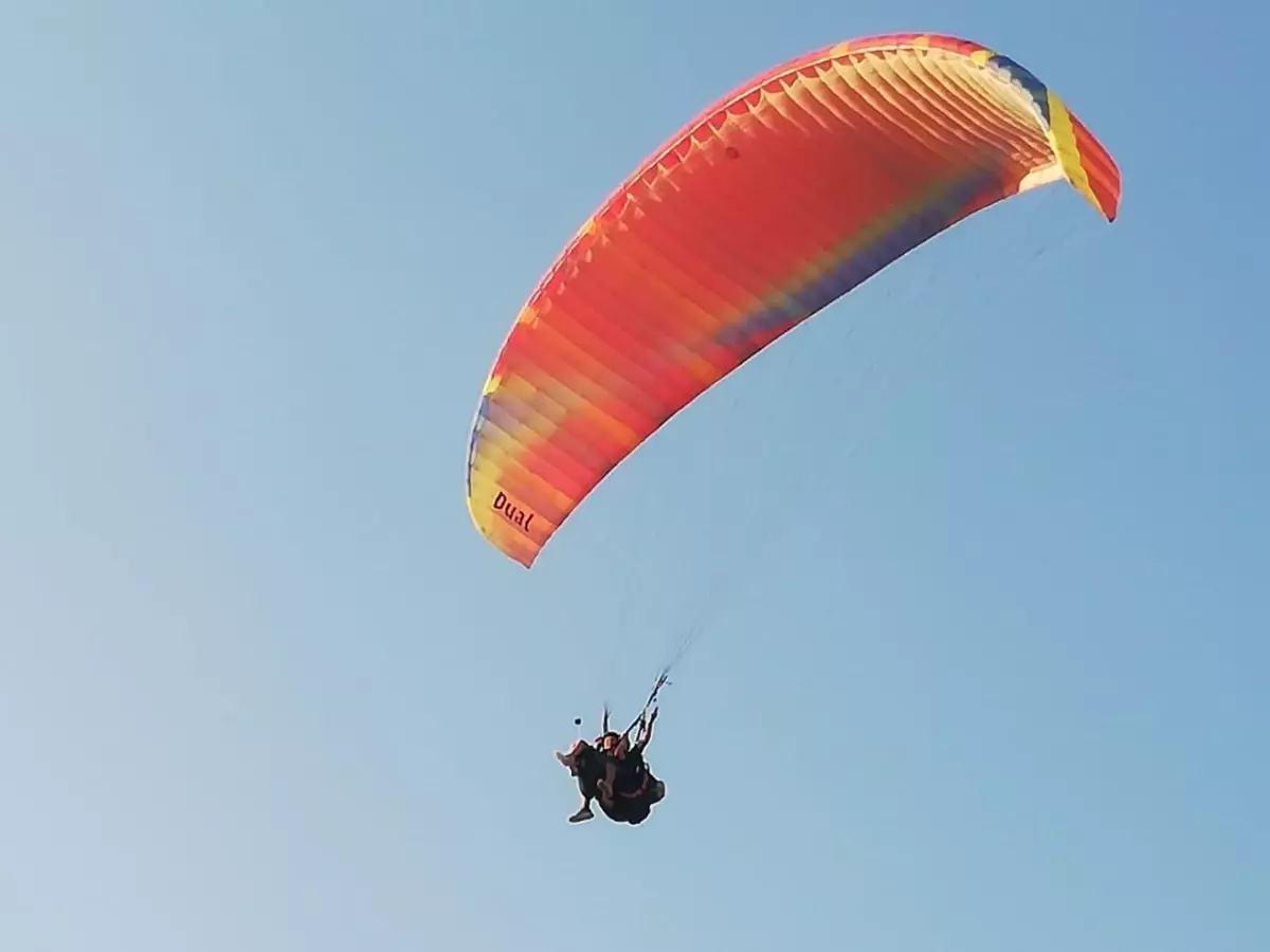 Gercüş'te atlayış yapan yamaç paraşütçüleri, gökyüzünde renkli görüntüler oluşturdu