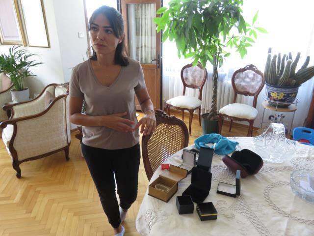 Girdikleri daireden 120 bin TL'lik altın çalan hırsızlardan mal sahibine utanmaz ima: Evin ortasına sürahi bıraktılar Girdikleri daireden 120 bin TL'lik altın çalan hırsızlardan mal sahibine utanmaz ima: Evin ortasına sürahi bıraktılar