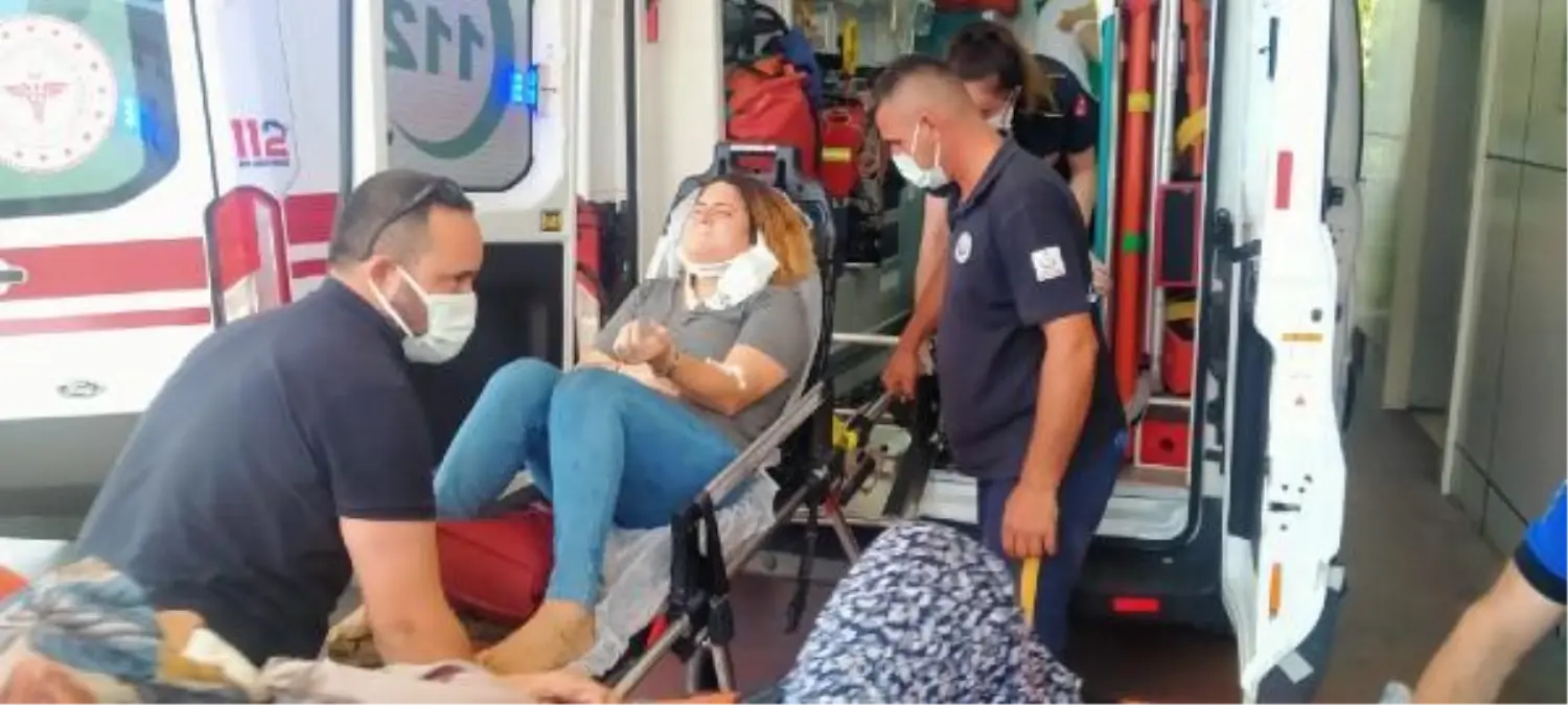 Halk otobüsüyle çarpışan otomobildeki anne ve oğlu yaralandı