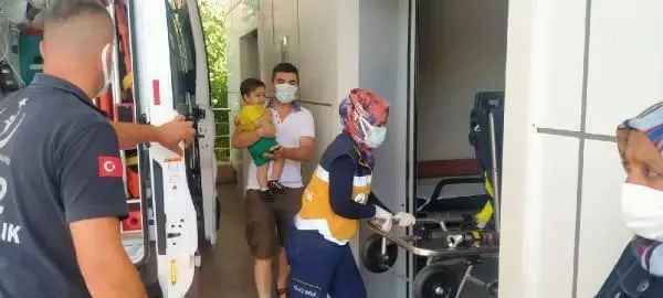 Halk otobüsüyle çarpışan otomobildeki anne ve oğlu yaralandı