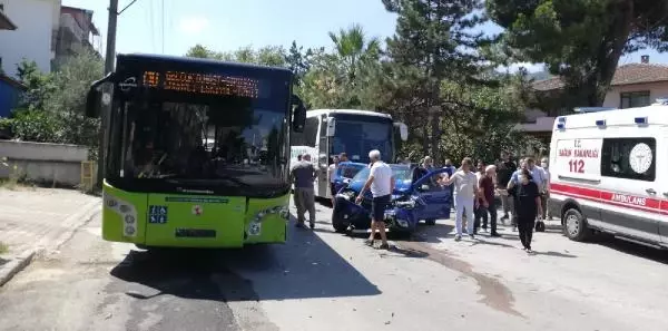 Halk otobüsüyle çarpışan otomobildeki anne ve oğlu yaralandı