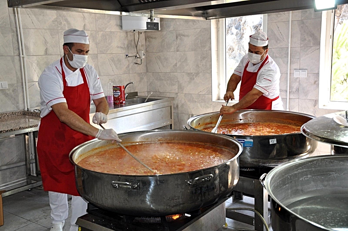 Her gün yaklaşık 4 bin kişilik yemek üretiyorlar - Vimarsana News