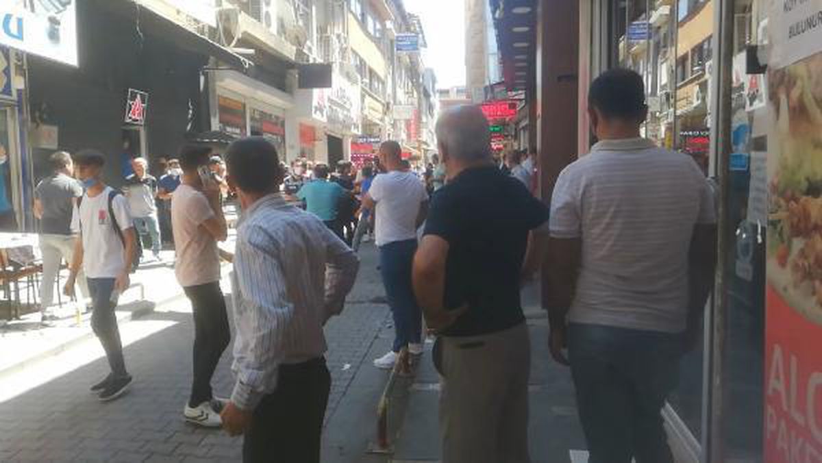 HUSUMETLİ İKİ GRUP ARASINDA BIÇAKLI- SOPALI KAVGA: 3 YARALI