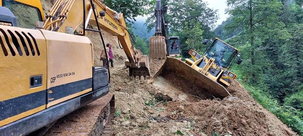 İş makinesini kurtarmaya gelen vinci iş makineleri kurtardı - Vimarsana News