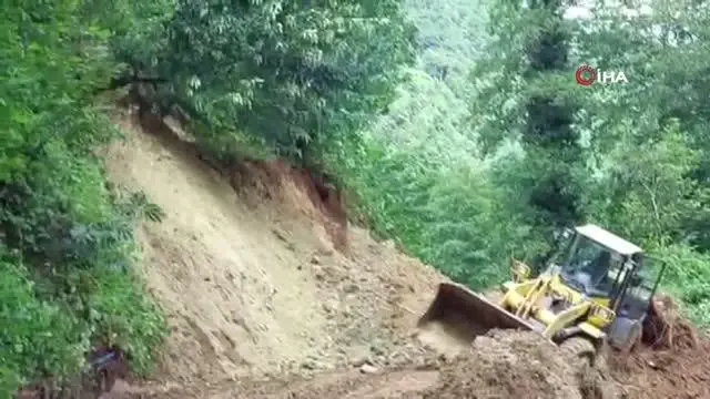 İş makinesini kurtarmaya gelen vinci iş makineleri kurtardı