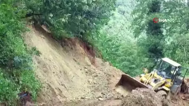 İş makinesini kurtarmaya gelen vinci iş makineleri kurtardı