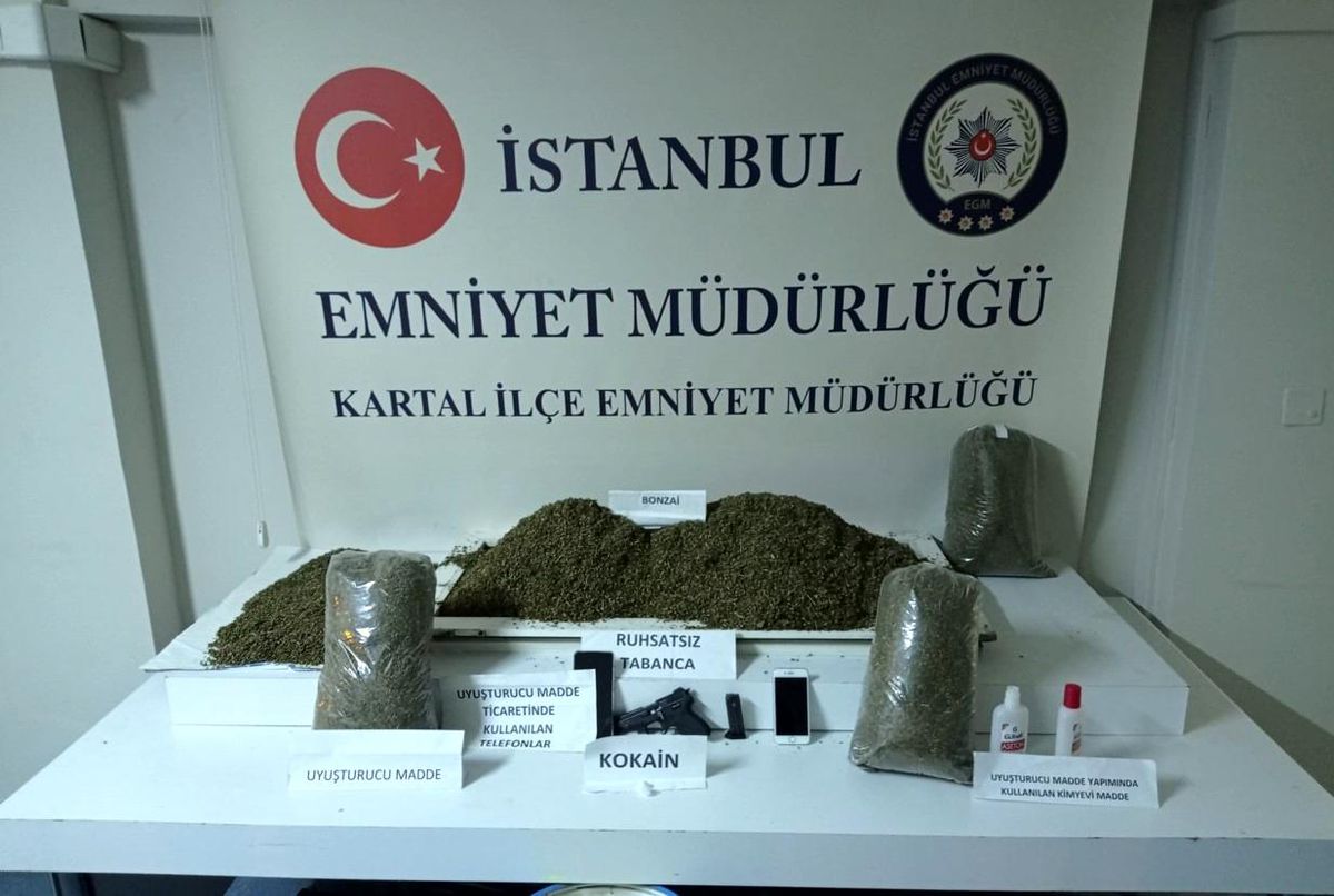 Kartal'da polisi görünce uyuşturucuyu yere atıp kaçan şahıs yakalandı