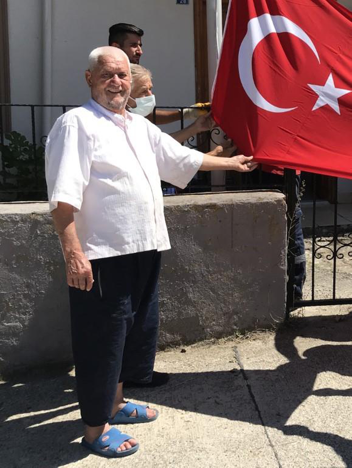 Kocaelili Mehmet dedenin istediği Türk bayrağı köyünün muhtarlığı önünde 5 metrelik direğe asıldı - Vimarsana News