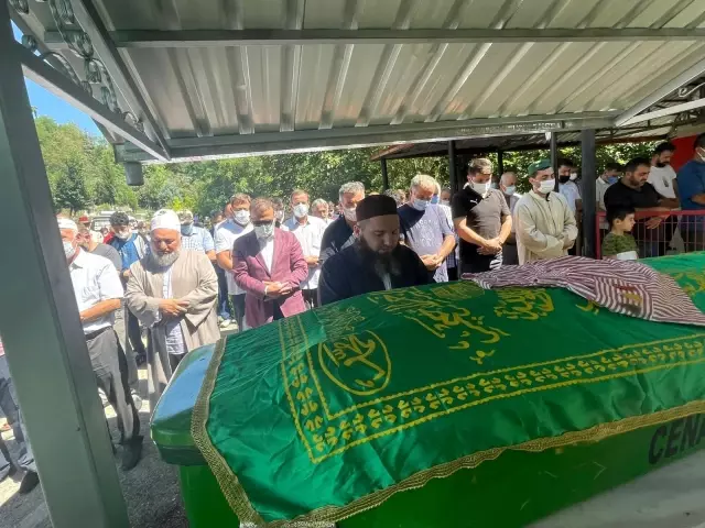 Şekerleri ve elbisesiyle uğurlandı.
