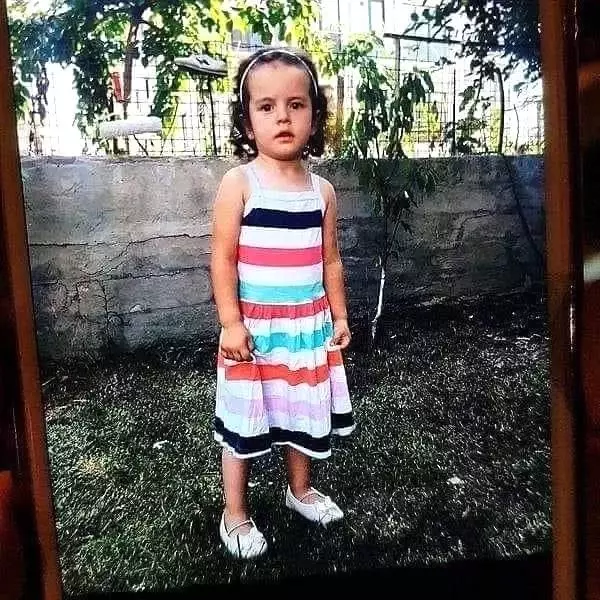 Şekerleri ve elbisesiyle uğurlandı.