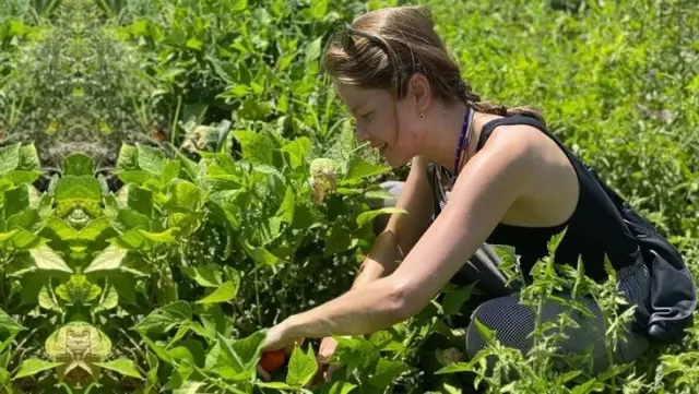 Oyuncu Burcu Biricik, çiftlikte çektirdiği pozlarla büyük beğeni topladı