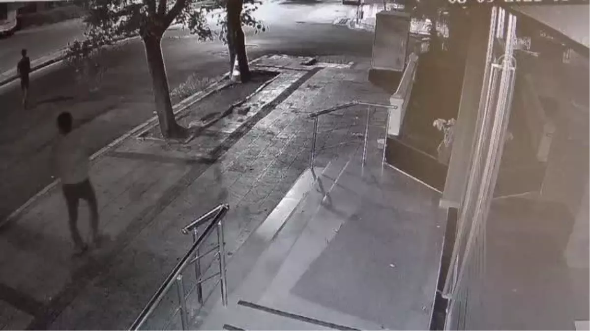 Park halindeki iki kamyoneti çaldıkları iddiasıyla 4 şüpheli tutuklandı