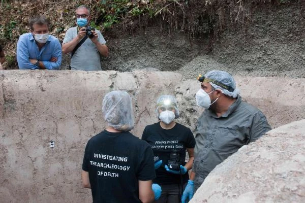 Hafriyat yapan arkeologlar büyük sevinç yaşadı! Pompeii'de saçları ve kulağı duran insan kalıntısı bulundu