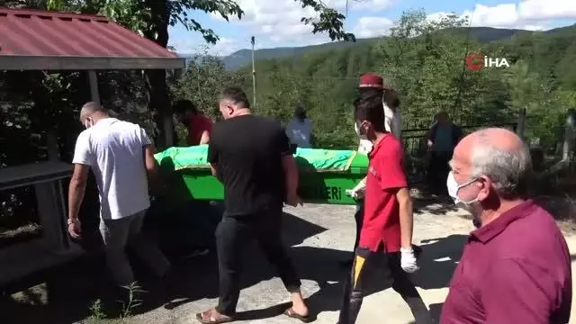 Şekerleri ve elbisesiyle uğurlandı.