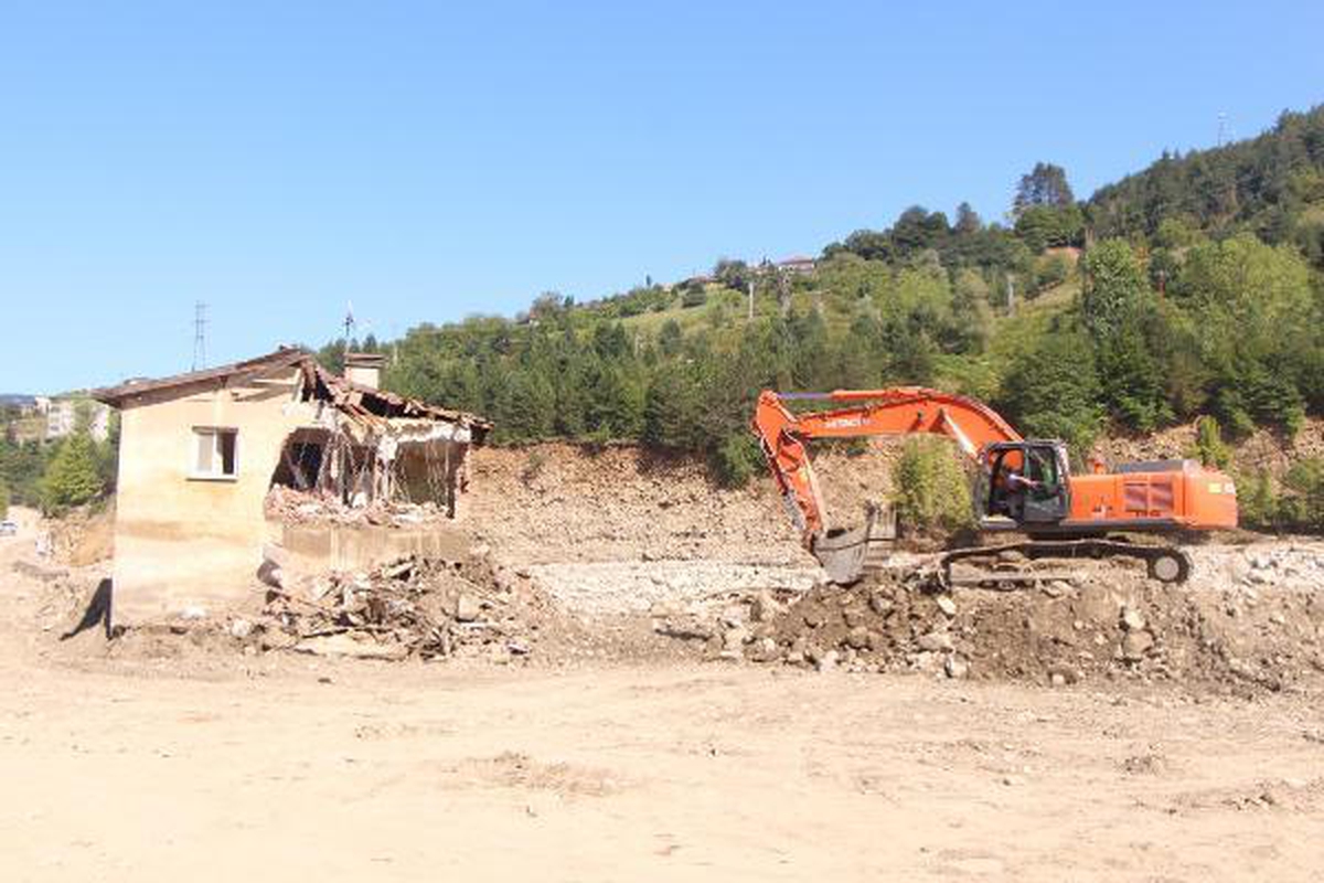 Son dakika haberleri... Sinop'ta selde hasar gören afet evlerinin yıkımında hüzün - Vimarsana News