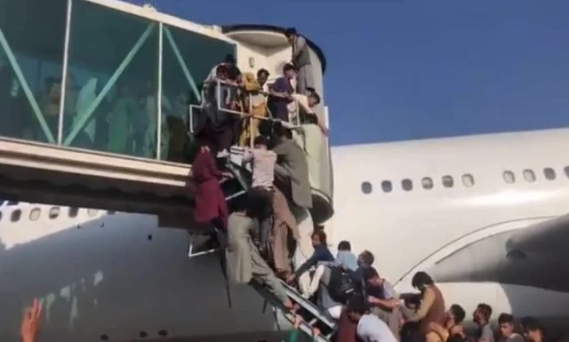 Son Dakika! Kabil Havalimanı'nda çıkan izdihamda 17 kişi yaralandı