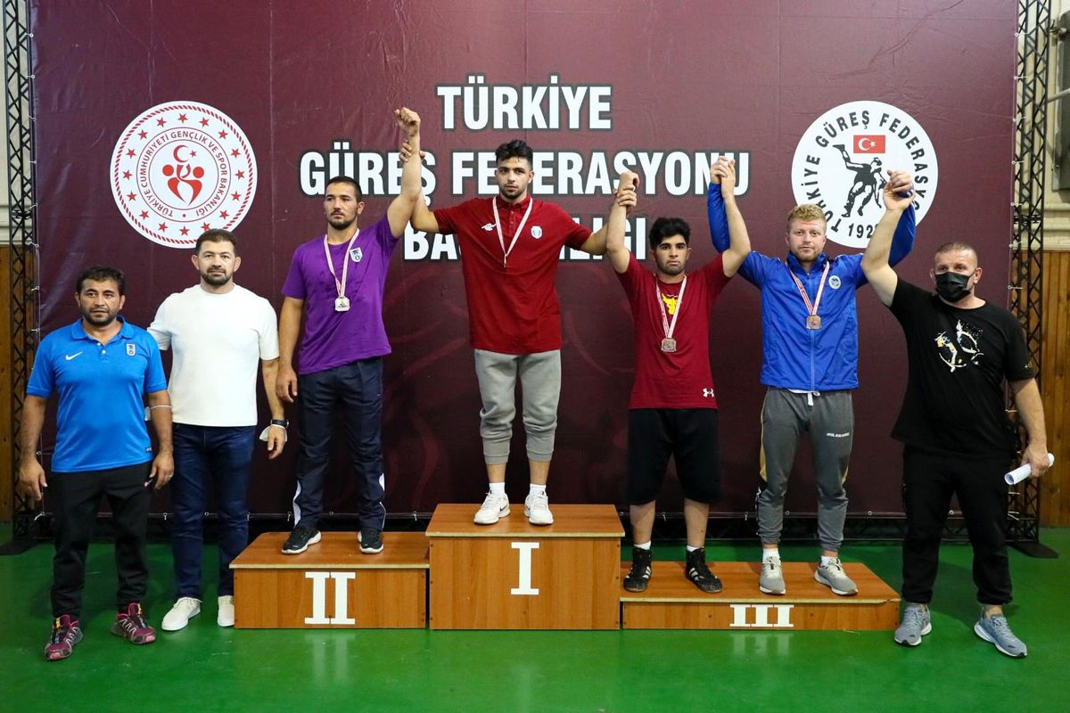Sultangazili güreşçilerden büyük başarı: Şampiyonluk kupası geldi