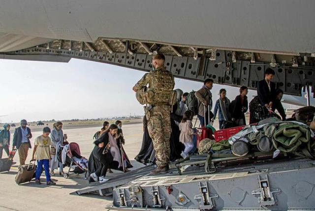 Taliban zulmünden kaçmak isteyen Afgan bayanların yakarışları yürek dağladı