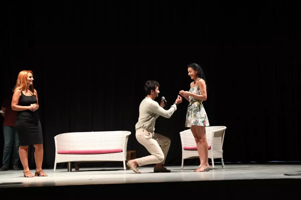 Tiyatro oyununun ortasında sevgilisine evlenme teklif etti