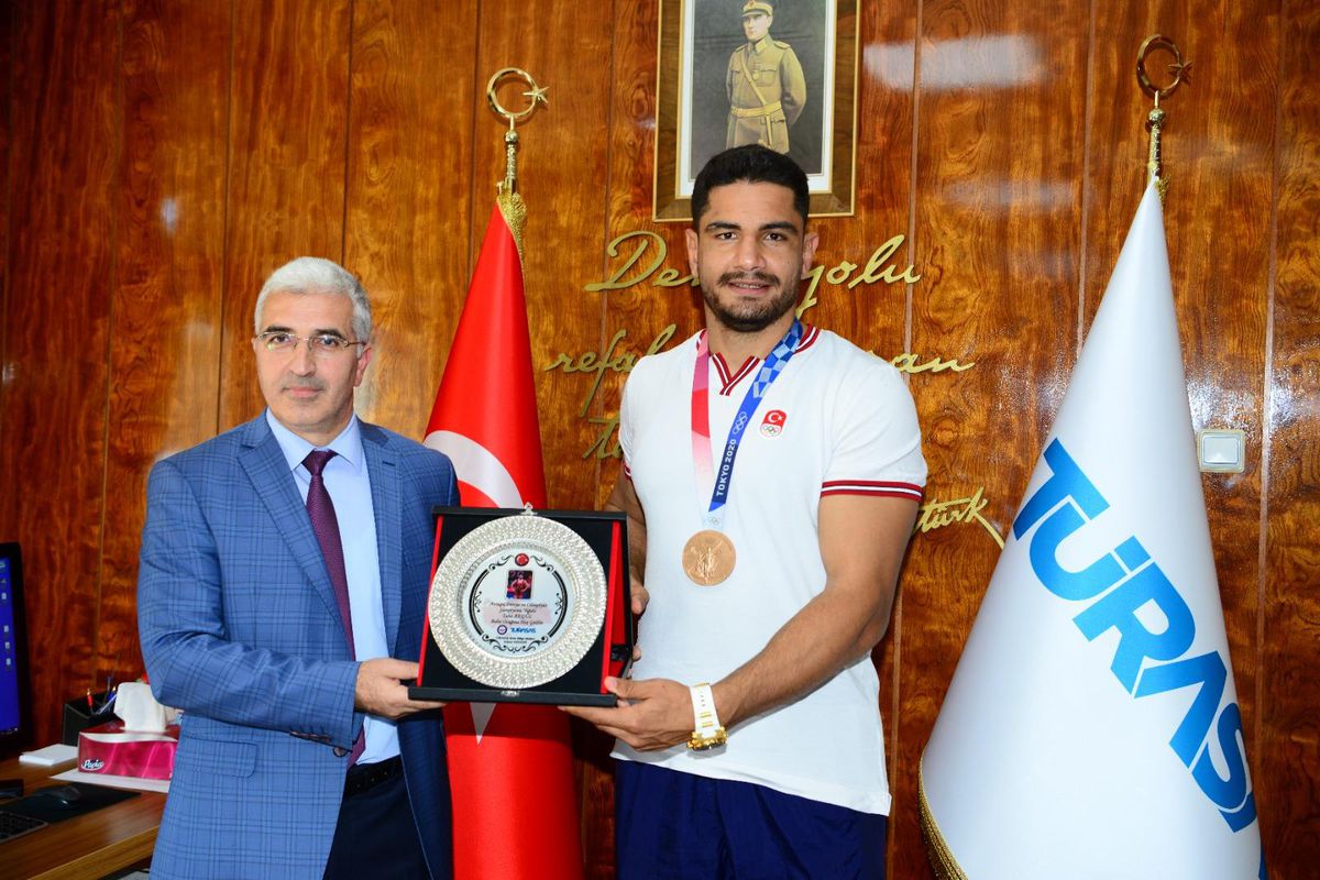 Son Dakika | Tokyo 2020'de bronz madalya kazanan Taha Akgül, TÜRASAŞ'ı ziyaret etti