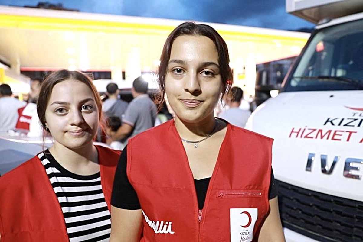Türk Kızılay gönüllüleri, sel felaketinden etkilenen vatandaşları yalnız bırakmıyor - Vimarsana News