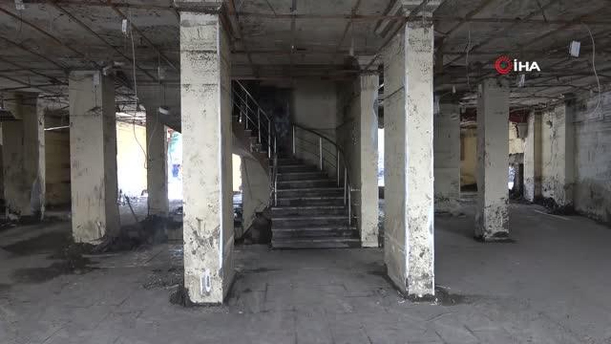 Tavanı yangın tüpüyle kırarak hem kendini hem de komşusunu kurtardı - Vimarsana News