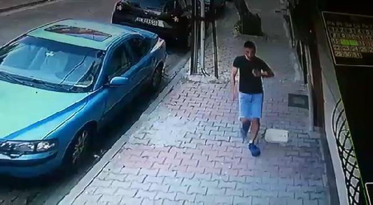 Sapıklığın böylesi! Kuruması için asılan kadın iç çamaşırlarından beğendiğini cebine koydu