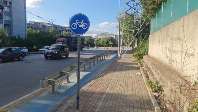 bisiklet yolunda yuksek gerilim bariyeri 4 14341215 o