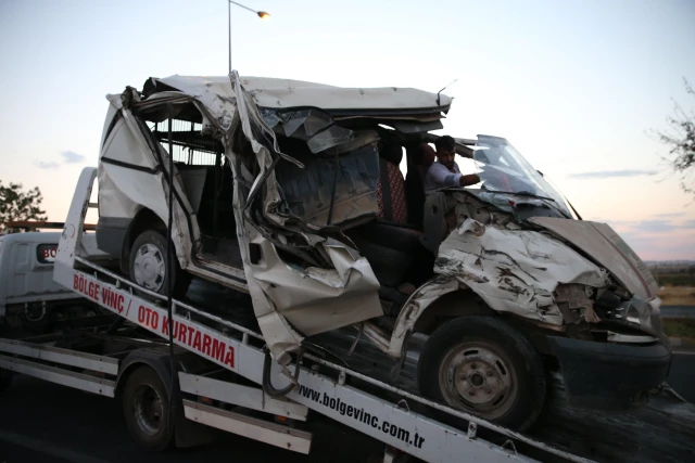 DİYARBAKIR - Park halindeki araca çarpan kamyonetin sürücüsü yaralandı